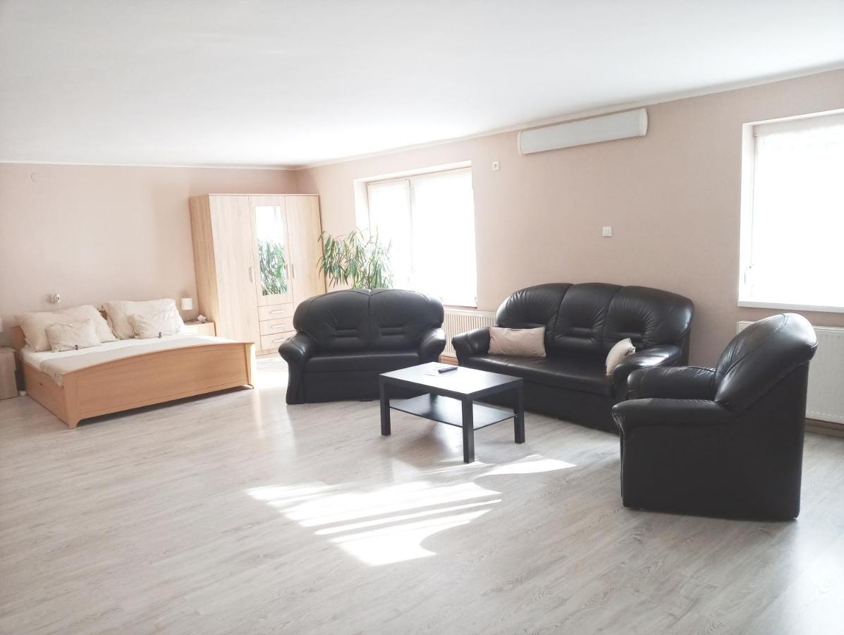 Stardust Apartman Pécs Extérieur photo