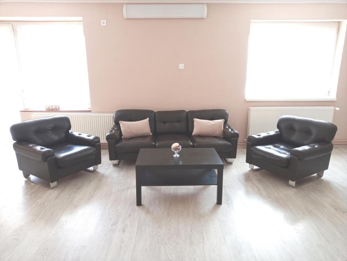 Stardust Apartman Pécs Extérieur photo