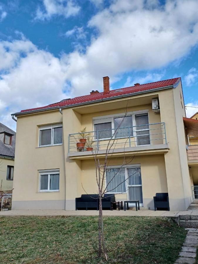 Stardust Apartman Pécs Extérieur photo